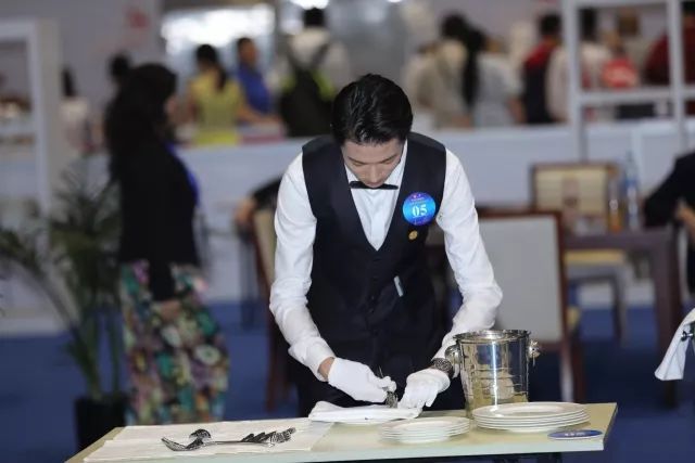 技藝精湛展風采，服務卓越贏未來——上海市商貿旅游學校選手在第45屆世界技能大賽全國選拔賽中榮獲餐廳服務項目銀牌